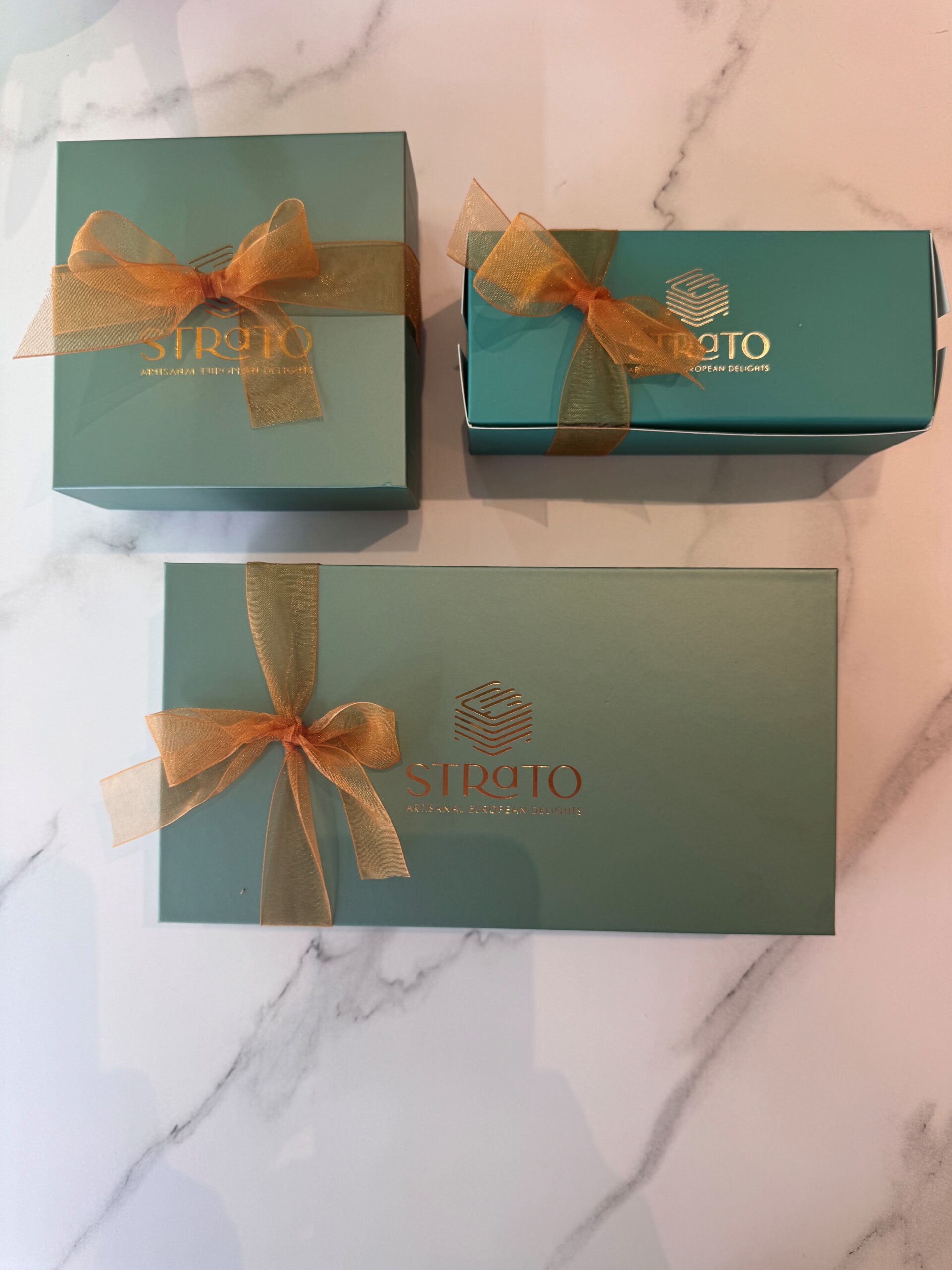 STRATO BOX OF 16 MACARONS at STRATO